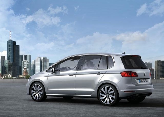 2015_VW_GOLF_SPORTSVAN_rear_pic-5