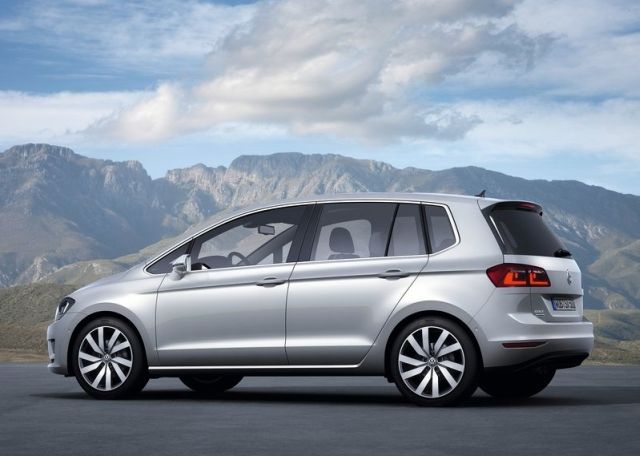 2015_VW_GOLF_SPORTSVAN_rear_pic-6