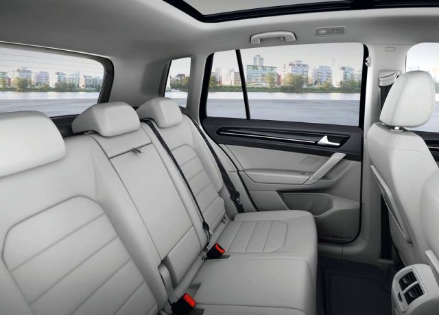 2015_VW_GOLF_SPORTSVAN_rear_seats_pic-9