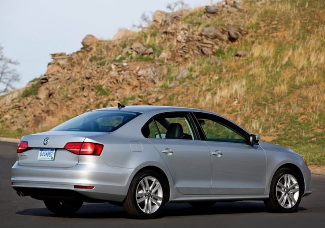 2015_VW_JETTA_rear_pic-4