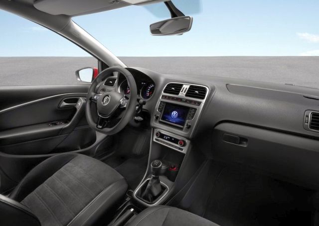 2015_VW_POLO_interior_pic-4