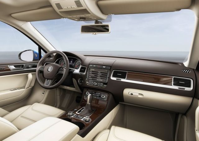 2015_VW_TOUAREG_Restyle_interior_pic-6