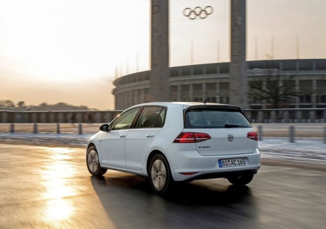 2015_VW_e-GOLF-rear_pic-12