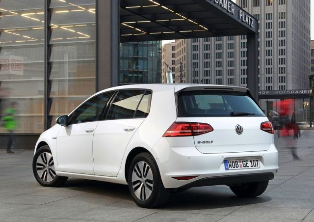 2015_VW_e-GOLF-rear_pic-13