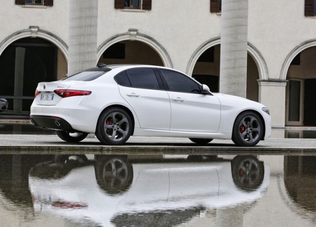 2017_ALFA_ROMEO_GIULIA_pic-3