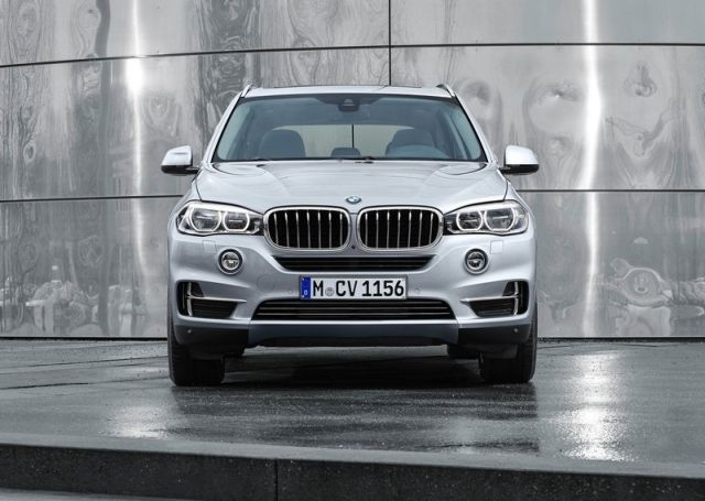 2016_BMW_X5_xDrive40e_pic-5