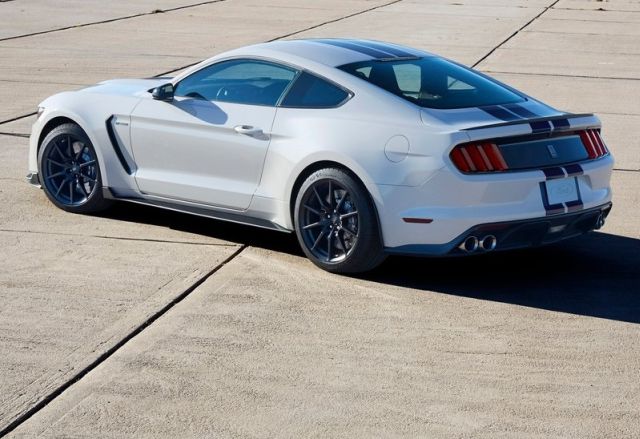 2016_FORD_MUSTANG_SHELBY-GT350_pic-7