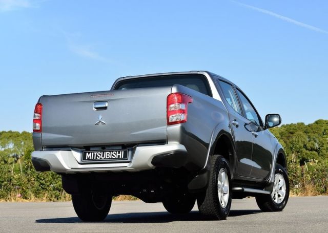 2016_MITSUBISHI_L200_pic-4