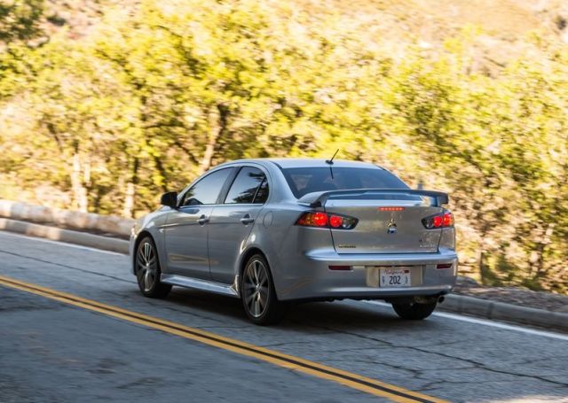 2016_MITSUBISHI_LANCER_GT_pic-5