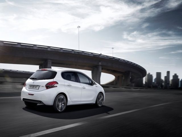 2016_PEUGEOT_208_GT_LINE_pic-5