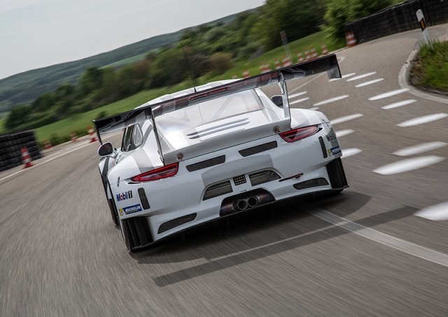2016_PORSCHE_911_GT3_R_pic-2