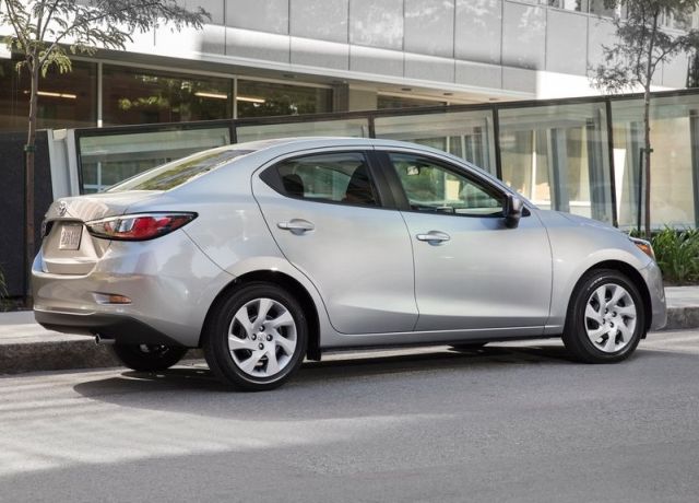 2016_TOYOTA_YARIS_SEDAN_pic-4