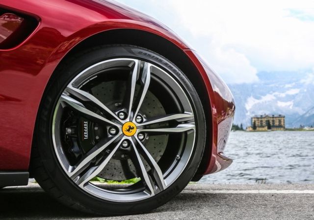 2017_ferrari_gtc4_lusso_pic-18