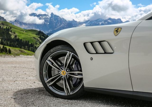 2017_ferrari_gtc4_lusso_pic-19