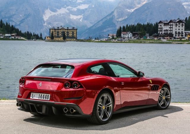 2017_ferrari_gtc4_lusso_pic-2