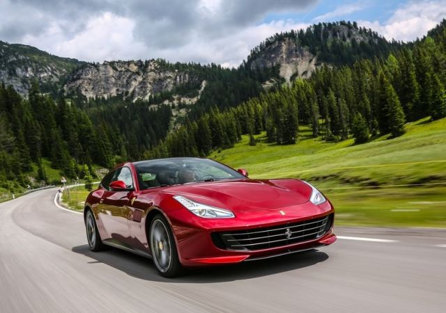 2017_ferrari_gtc4_lusso_pic-4