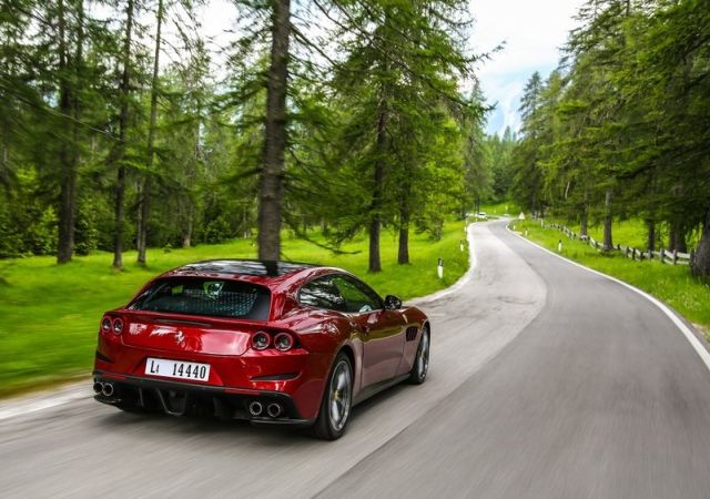 2017_ferrari_gtc4_lusso_pic-5