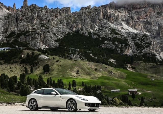 2017_ferrari_gtc4_lusso_pic-6