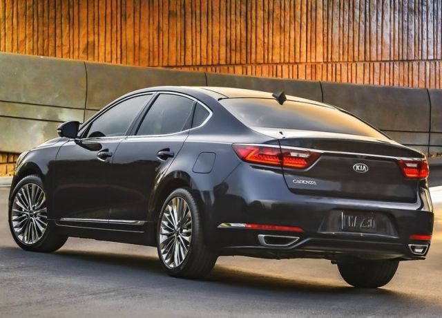 2017_KIA_CADENZA_pic-2