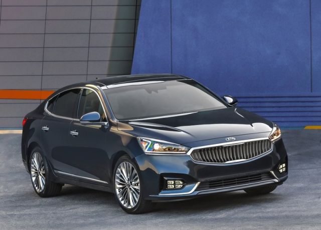 2017_KIA_CADENZA_pic-3