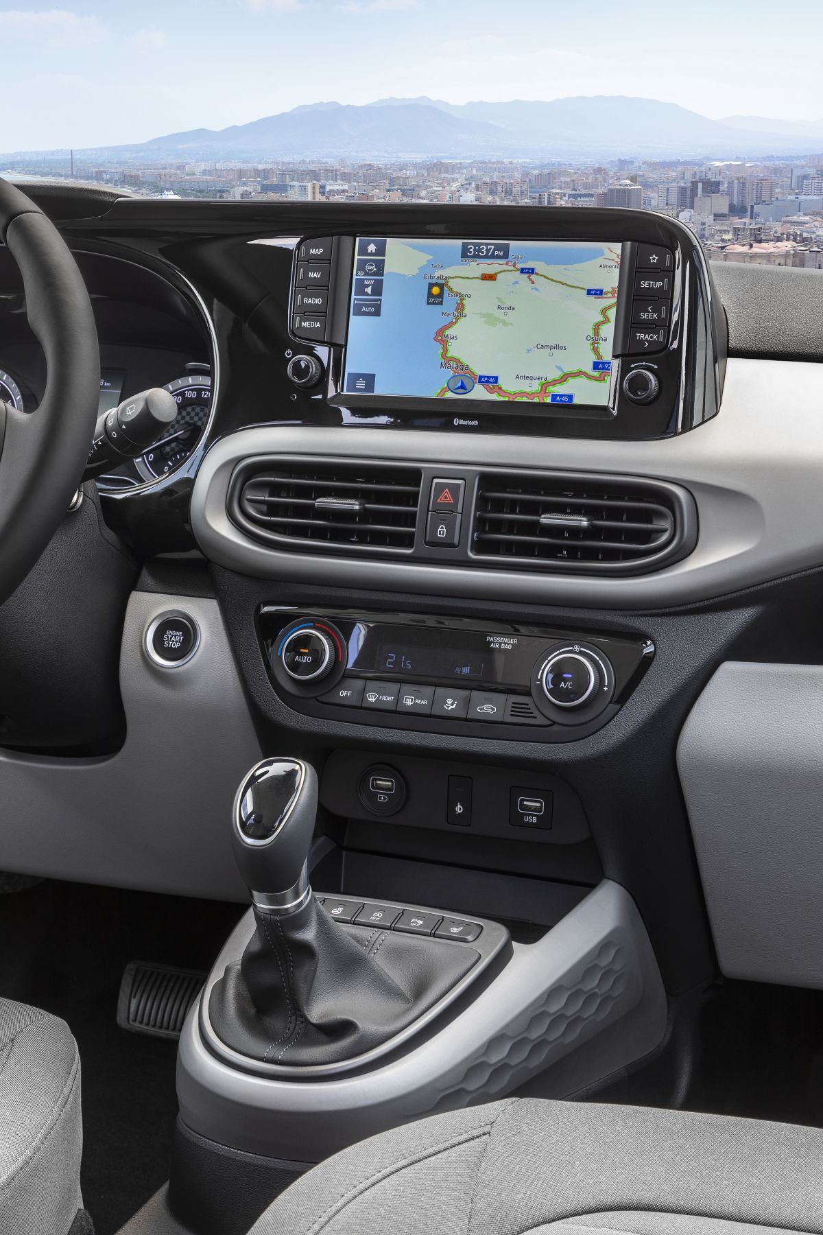 Hyundai i10 , 8 inç dokunmatik ekranı ile Android Auto ve Apple Carplay  destekleri ile teknolojik olarak da yenilikçi, kullanışlı ,modern çizgilere sahip olan bir model olacağa benziyor.2020 Hyundai i10 Fiyat