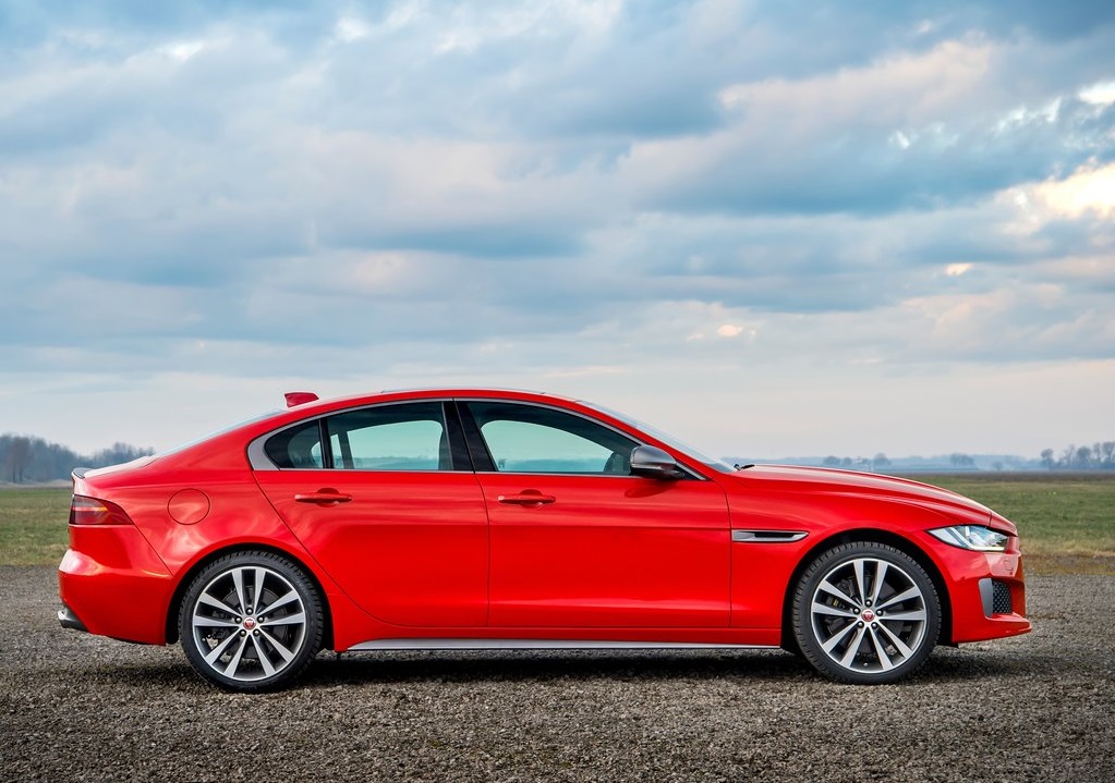 2019 JAGUAR XE 300 SPORT