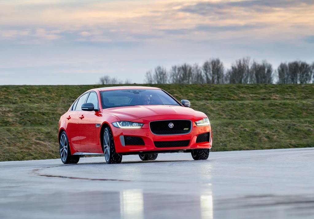 2019 JAGUAR XE 300 SPORT
