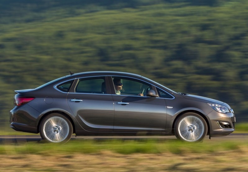 Opel Astra Sedan -profil