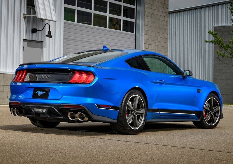 Ford Mustang Mach 1 'de 19 inç ölçülerindeki kullanılan 5 kollu koyu renkli jantlarda da yine klasik Mustang Mach 1 'de de kullanılmış olan Magnum 500 dizaynına gönderme yapıyor.