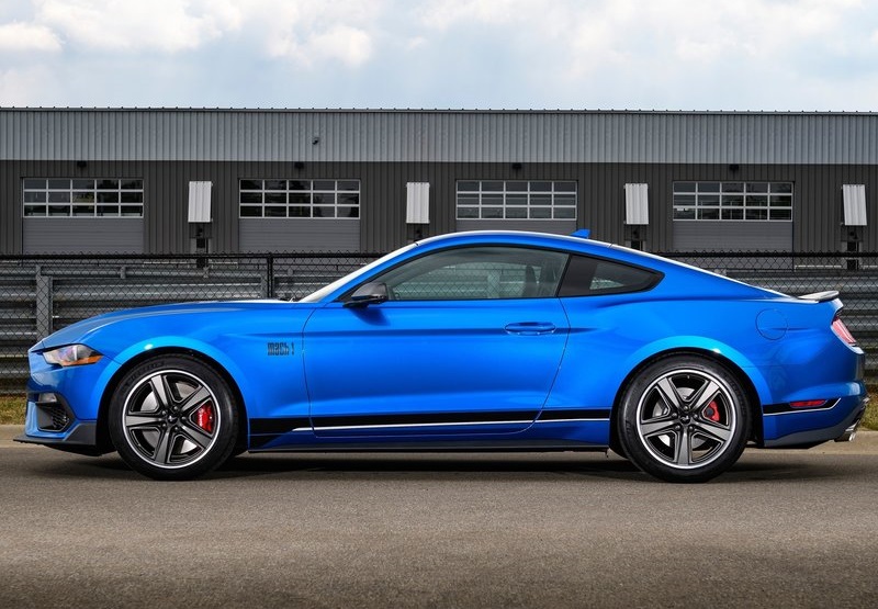Ford Mustang Mach 1 'da isteğe bağlı olarak 6 ileri  manuel ve 10 ileri otomatik şanzıman seçenekleri mevcut.