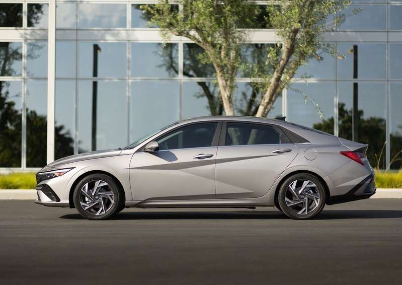 2024 Hyundai-Elantra-oopscars.com