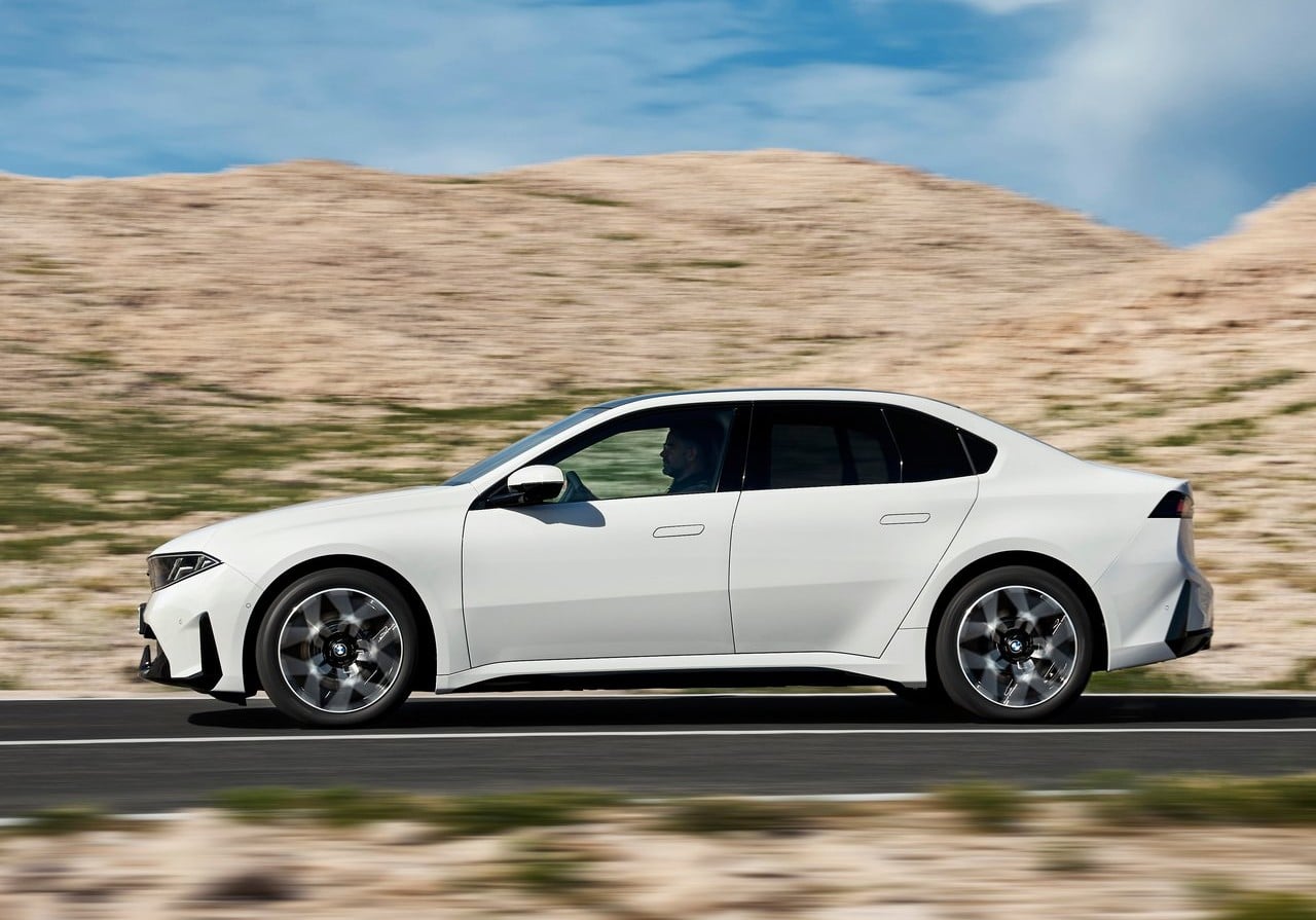 2027 BMW i3 , markanın 3 Serisi geleneğini tamamen elektrikli bir sedanla yeni döneme taşıyor. 374 ve 469 bg güç seçenekleri, 710 kilometreden 912 kilometreye uzanan