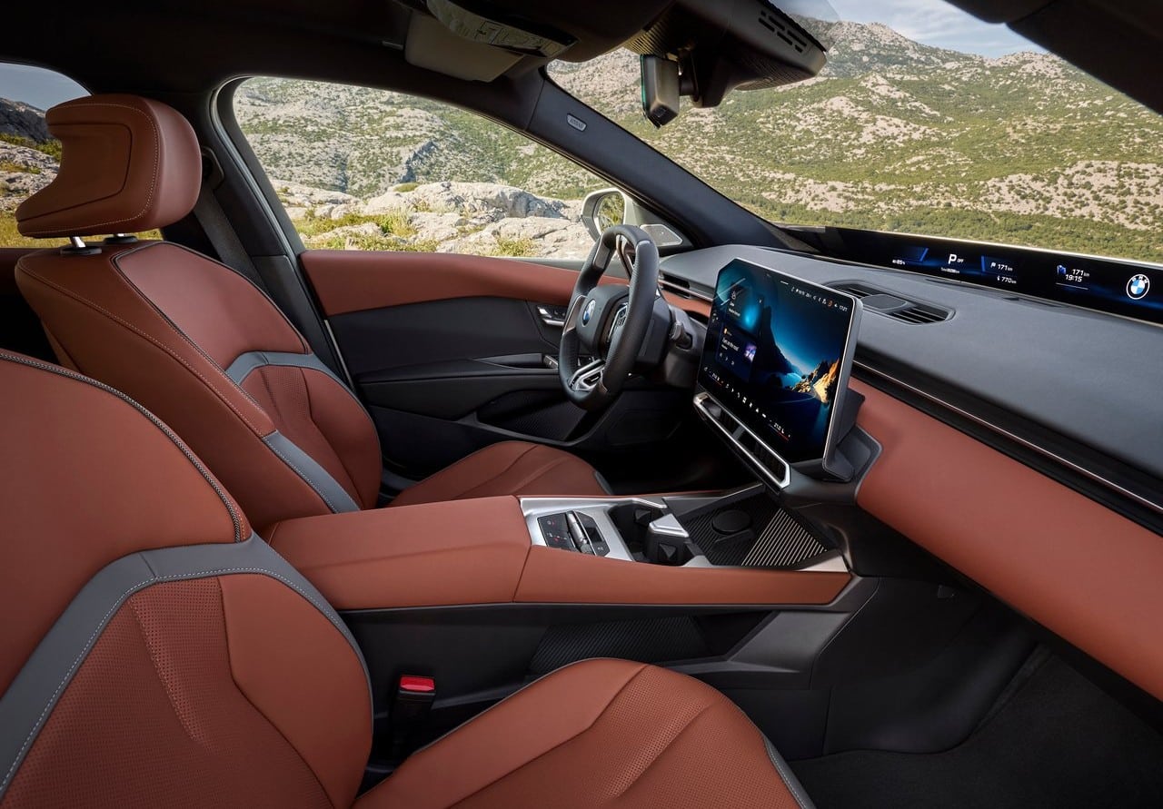 2027 BMW i3 , markanın 3 Serisi geleneğini tamamen elektrikli bir sedanla yeni döneme taşıyor. 374 ve 469 bg güç seçenekleri, 710 kilometreden 912 kilometreye uzanan