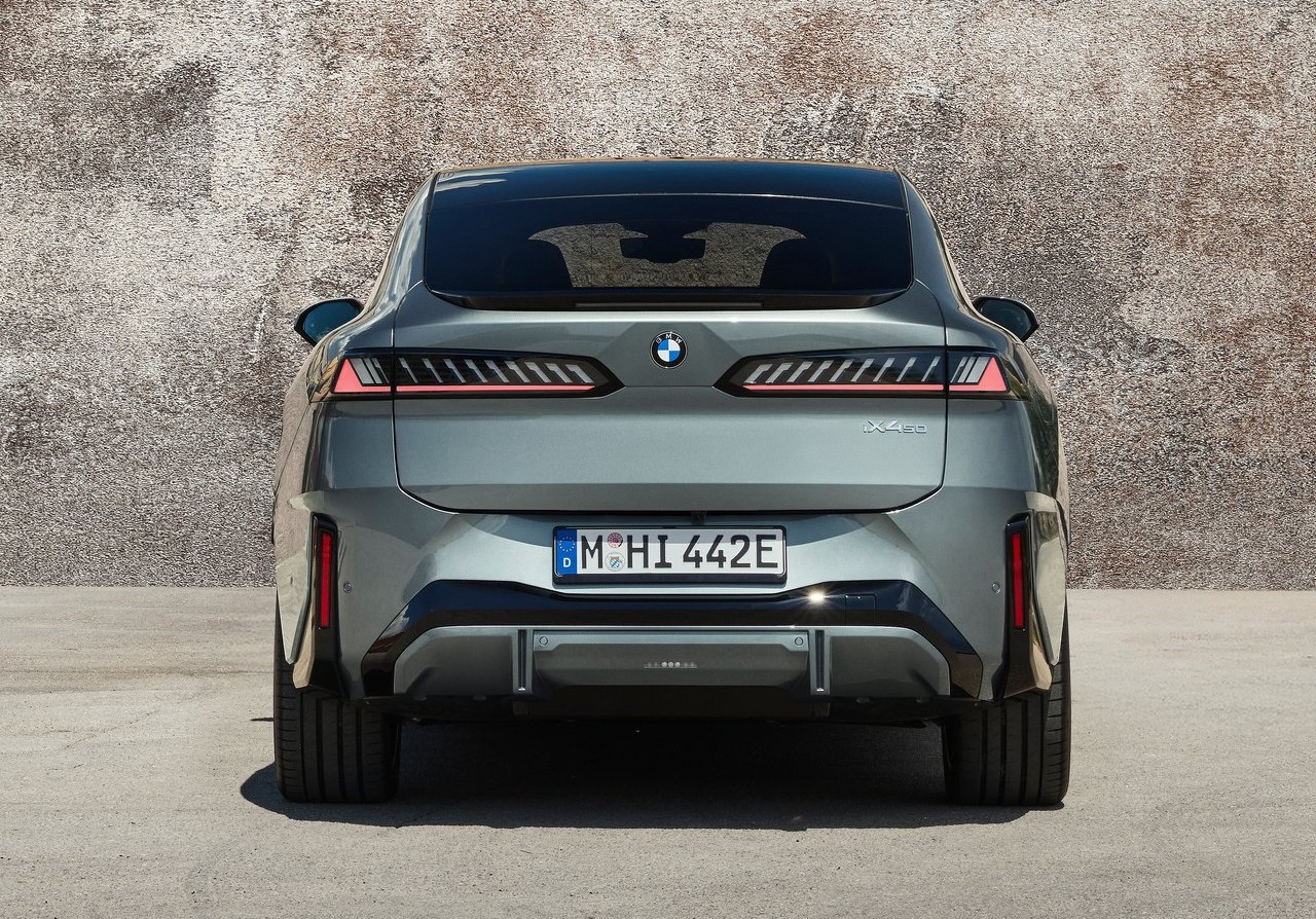 2027 BMW iX4, BMW'nin tamamen elektrikli SUV ailesi ve sportif coupe-SUV tasarım anlayışı açısından merak uyandıran modeller arasında yer alıyor.