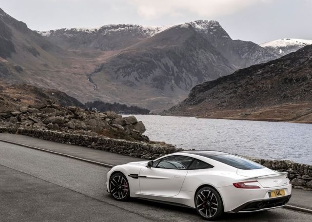 ASTON MARTIN VANQUISH CARBON WHITE