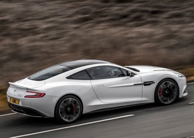 ASTON MARTIN VANQUISH CARBON WHITE