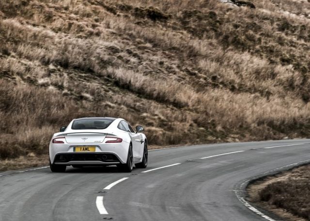 ASTON MARTIN VANQUISH CARBON WHITE