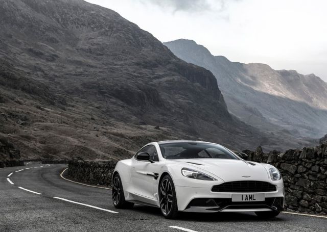 ASTON_MARTIN_VANQUISH_CARBON_WHITE_pic-5