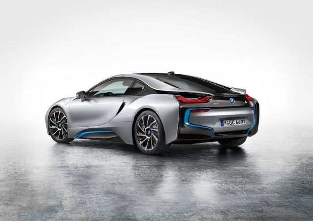 BMW_i8_electric_car_rear_pic-4