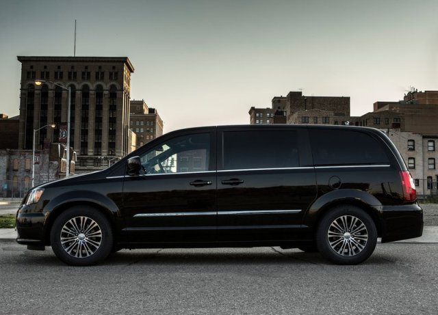 CHRYSLER TOWN AND COUNTRY S     7 SEATS