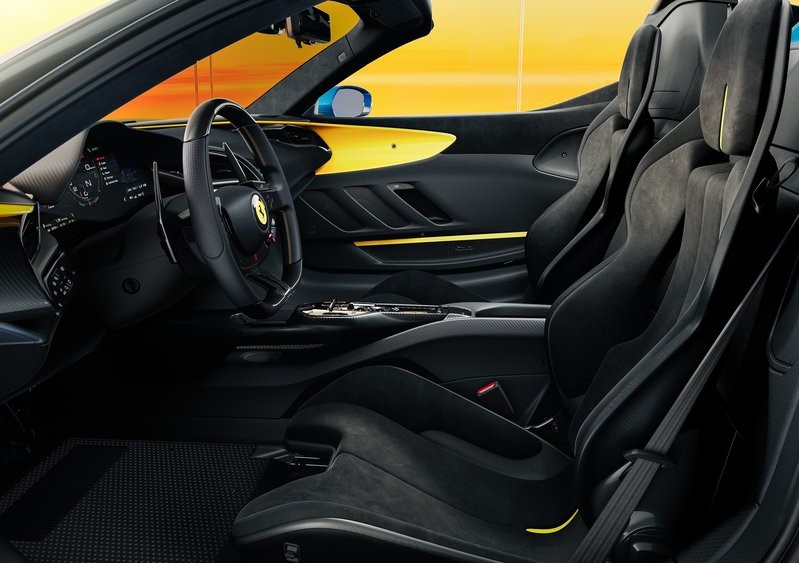 Ferrari SF90 XX Spider - interior 