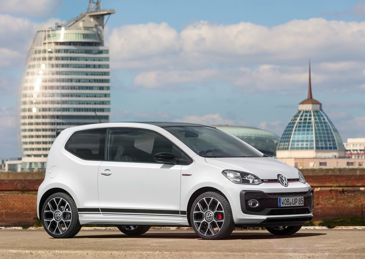  Makyaj sonrası UP  1.0 Litrelik 3 silindirli turboşarjlı GTI versiyonunun eklenmesiyle daha performanslı bir Volkswagen UP isteyenlerin beklentilerini karşılayacak gibi görünüyor.   