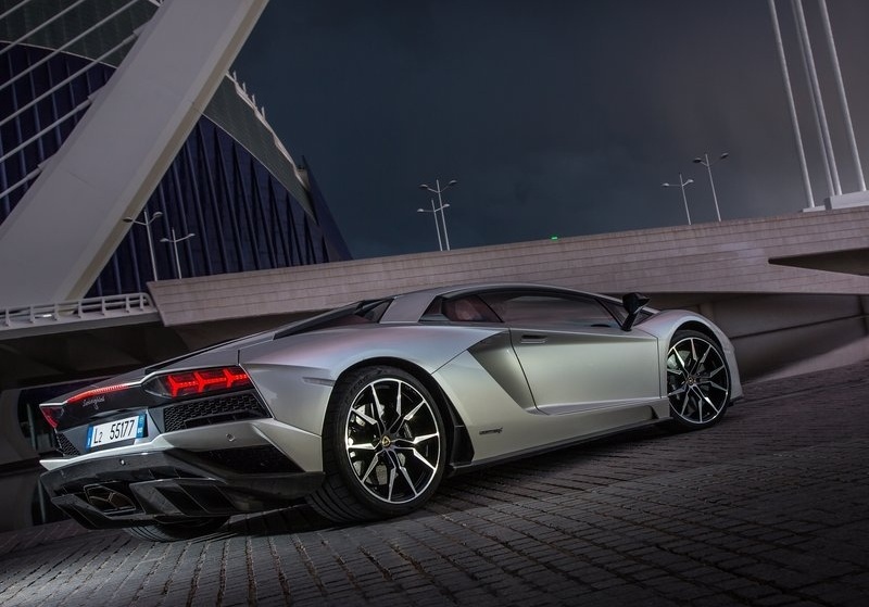 LAMBORGHINI AVENTADOR S