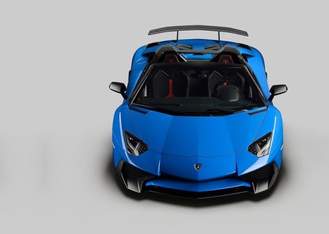 LAMBORGHINI_AVENTADOR_LP750-4_SV_ROADSTER_pic-3