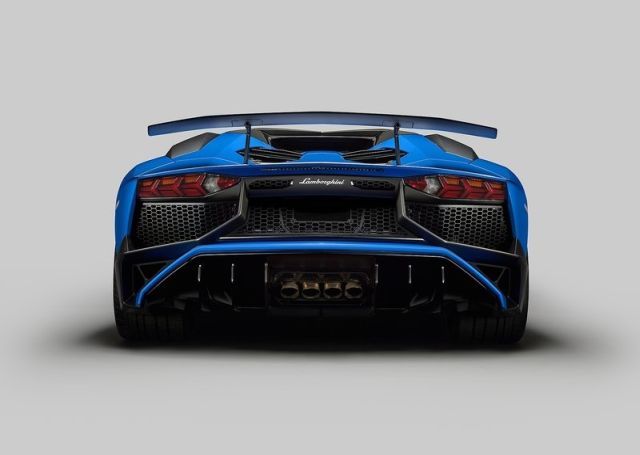 LAMBORGHINI_AVENTADOR_LP750-4_SV_ROADSTER_pic-4