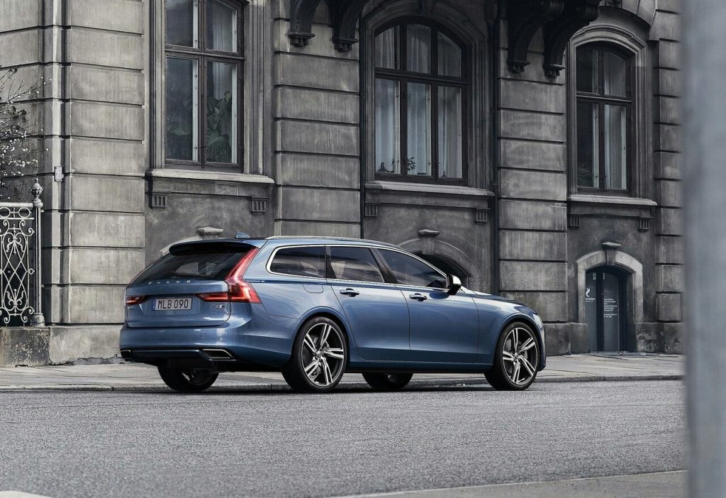 2017 VOLVO V90