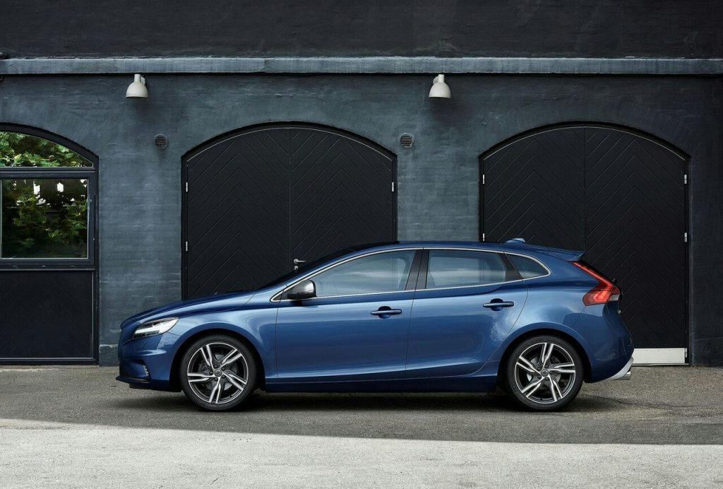 2017 VOLVO V40