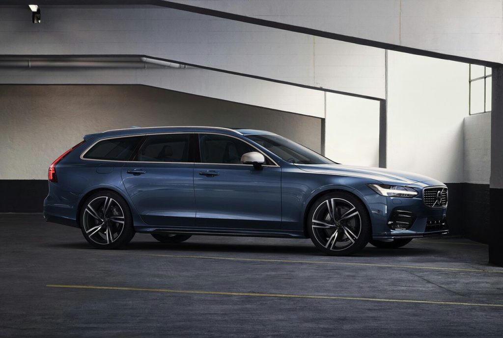 2017 VOLVO V90