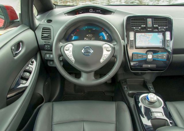 NISSAN_Leaf_dashboard_pic-6