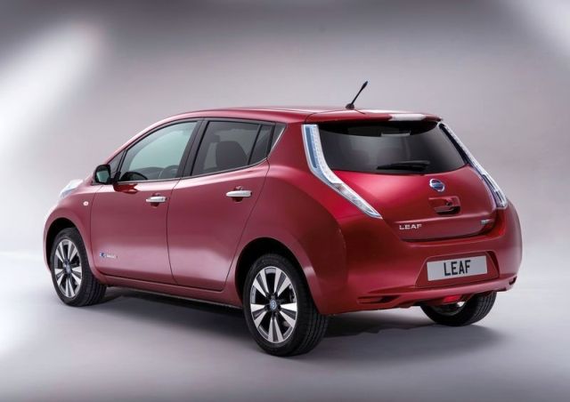 NISSAN_Leaf_red_rear_pic-5